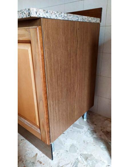 Mobile da cucina componibile con struttura in legno e piano superiore in marmo, vista parte destra.