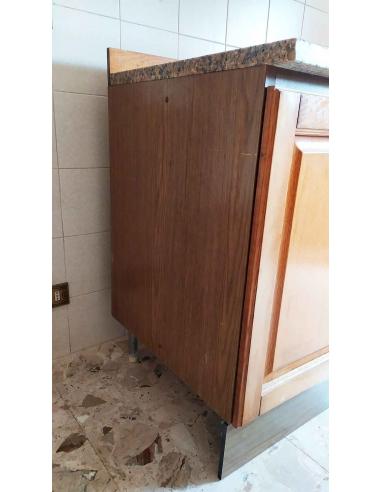 Mobile da cucina componibile con struttura in legno e piano superiore in marmo, vista parte sinistra.