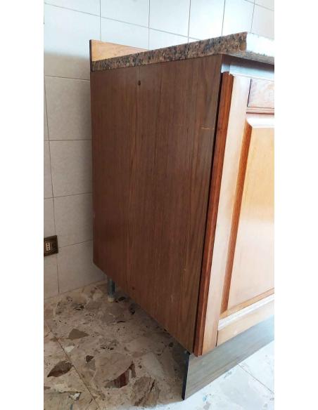 Mobile da cucina componibile con struttura in legno e piano superiore in marmo, vista parte sinistra.
