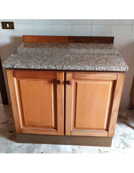Mobile da cucina componibile con struttura in legno e piano superiore in marmo