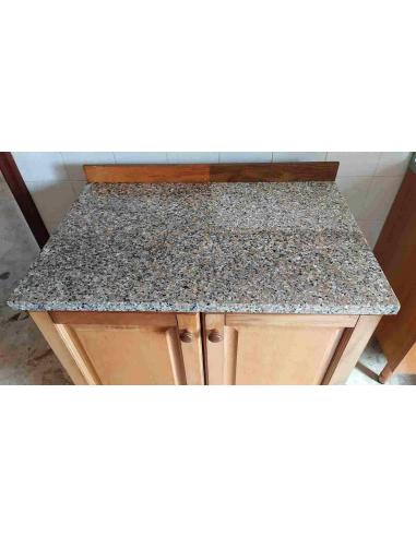 Mobile da cucina componibile con struttura in legno e piano superiore in marmo, vista parte superiore marmo.