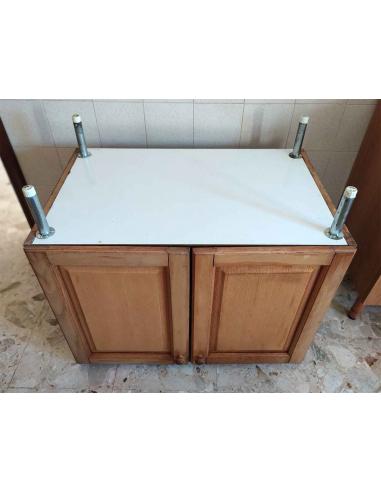 Mobile da cucina componibile con struttura in legno e piano superiore in marmo, vista parte inferiore con piedi.
