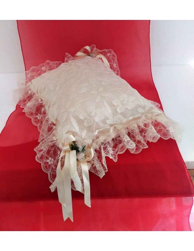 Cuscino-artigianale-in-pizzo-e-raso-con-fiori-artificiali-1