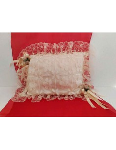 Cuscino-artigianale-in-pizzo-e-raso-con-fiori-artificiali