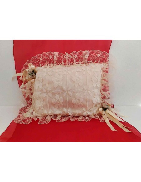 Cuscino-artigianale-in-pizzo-e-raso-con-fiori-artificiali