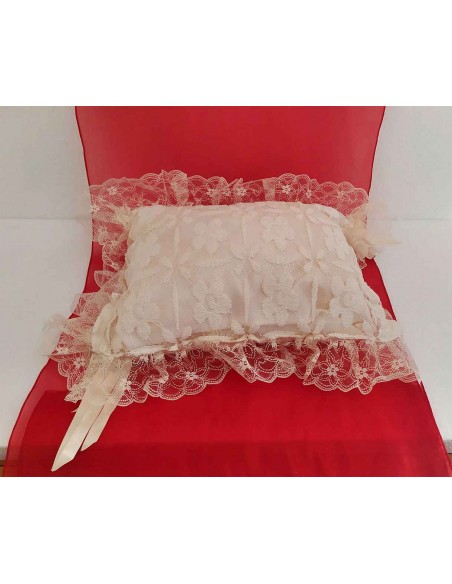 Cuscino-artigianale-in-pizzo-e-raso-con-fiori-artificiali-2