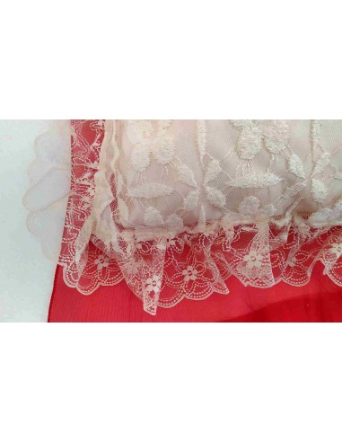 Cuscino-artigianale-in-pizzo-e-raso-con-fiori-artificiali-4