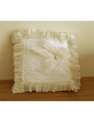 Cuscino-artigianale-con-doppio-pizzo-panna-35x35-cm