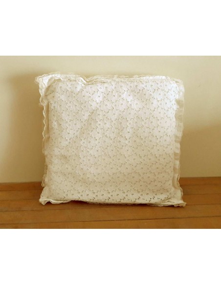 Cuscino-artigianale-con-doppio-pizzo-panna-35x35-cm-1