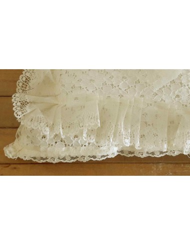 Cuscino-artigianale-con-doppio-pizzo-panna-35x35-cm-3