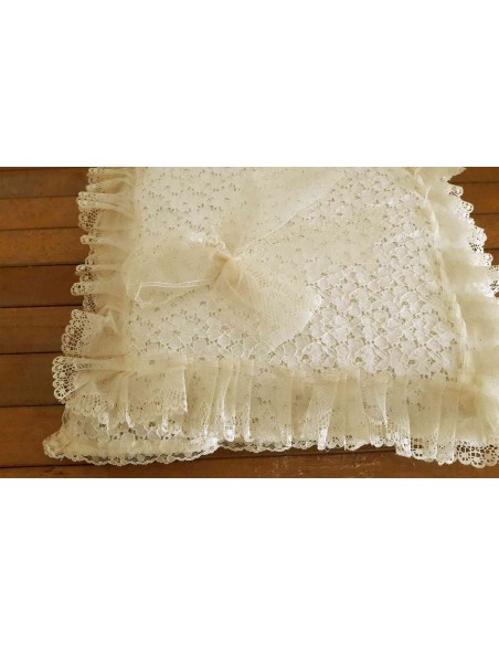 Cuscino-artigianale-con-doppio-pizzo-panna-35x35-cm-2