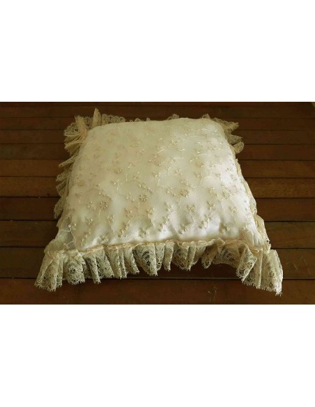 Cuscino-artigianale-in-raso-avorio-con-ricamo-e-merletto-24x25-cm