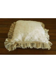 Cuscino-artigianale-in-raso-avorio-con-ricamo-e-merletto-24x25-cm 2