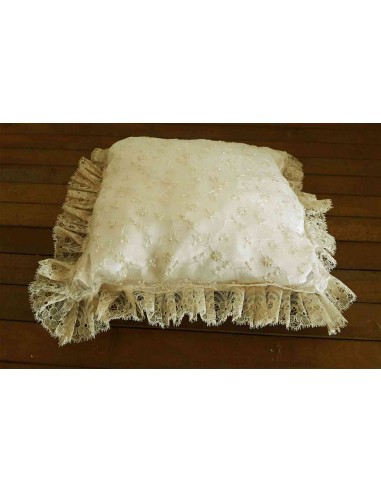 Cuscino-artigianale-in-raso-avorio-con-ricamo-e-merletto-24x25-cm-1