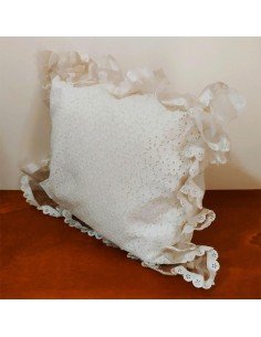 Cuscino-artigianale-per-arredo-avorio-con-pizzo-san-gallo-e-volant-40x45-cm 2