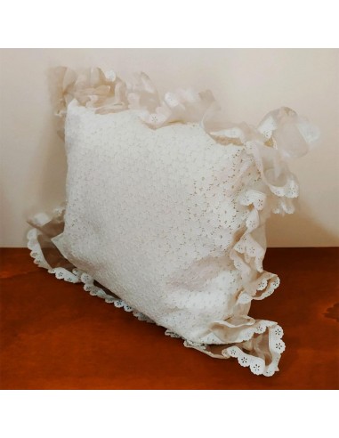 Cuscino-artigianale-per-arredo-avorio-con-pizzo-san-gallo-e-volant-40x45-cm-1