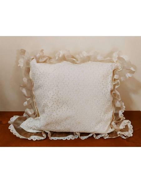 Cuscino-artigianale-per-arredo-avorio-con-pizzo-san-gallo-e-volant-40x45-cm