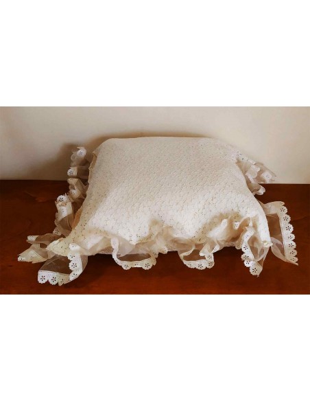 Cuscino-artigianale-per-arredo-avorio-con-pizzo-san-gallo-e-volant-40x45-cm-4