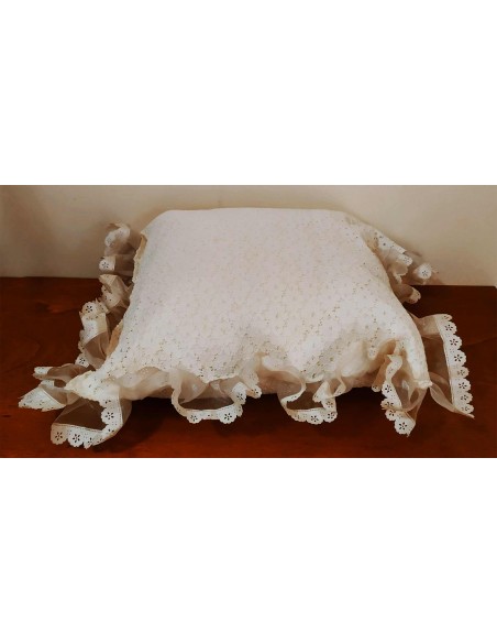 Cuscino-artigianale-per-arredo-avorio-con-pizzo-san-gallo-e-volant-40x45-cm-5
