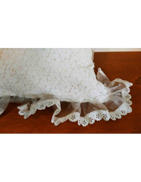 Cuscino-artigianale-per-arredo-avorio-con-pizzo-san-gallo-e-volant-40x45-cm-7