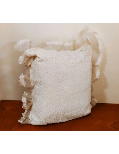 Cuscino-artigianale-per-arredo-avorio-con-pizzo-san-gallo-e-volant-40x45-cm-2