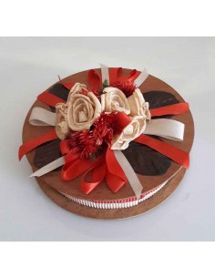 Scatola-regalo-rotonda-in-legno-con-rose-artigianali-e-nastri-rossi-o-21-cm 2