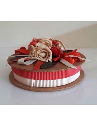 Scatola-regalo-rotonda-in-legno-con-rose-artigianali-e-nastri-rossi-o-21-cm-2