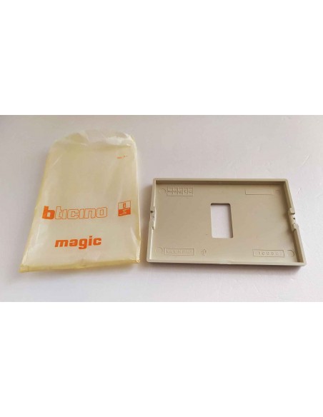 Placca-Bticino-in-resina-magic-1-posto-per-scatola-rettangolare-1