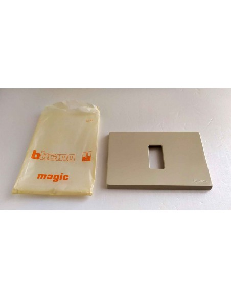 Placca-Bticino-in-resina-magic-1-posto-per-scatola-rettangolare