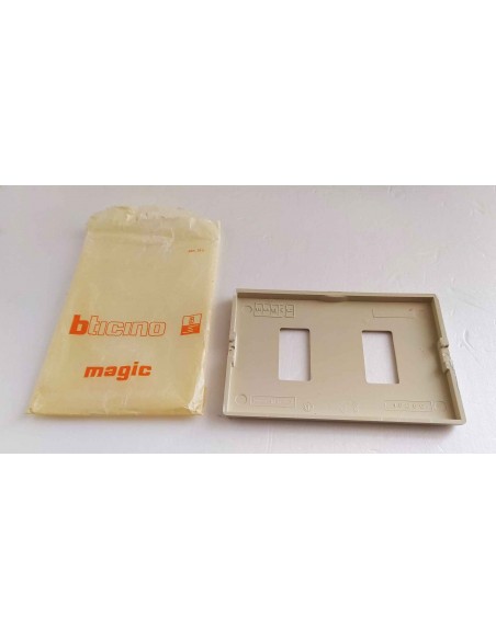 Placca-Bticino-in-resina-magic-2-posti-per-scatola-rettangolare-1