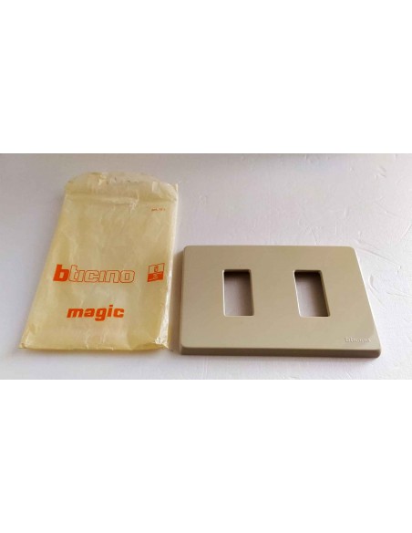 Placca-Bticino-in-resina-magic-2-posti-per-scatola-rettangolare