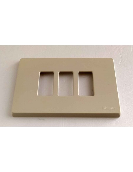 Placca-Bticino-in-resina-magic-3-posti-per-scatola-rettangolare-2