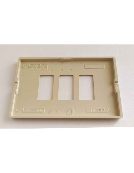Placca-Bticino-in-resina-magic-3-posti-per-scatola-rettangolare-3