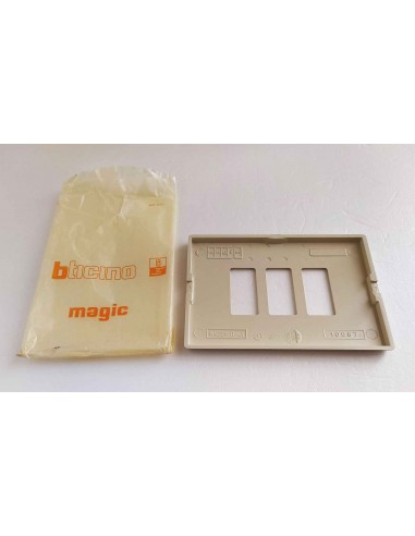 Placca-Bticino-in-resina-magic-3-posti-per-scatola-rettangolare-1