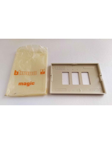 Placca-Bticino-in-resina-magic-3-posti-per-scatola-rettangolare-1
