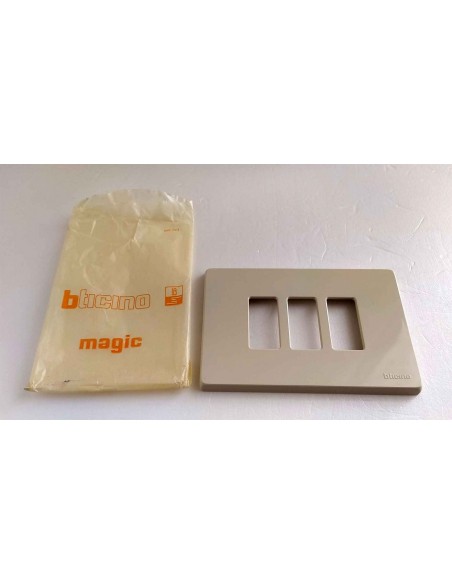 Placca-Bticino-in-resina-magic-3-posti-per-scatola-rettangolare