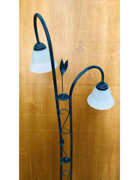 Piantana-a-2-luci-in-ferro-battuto-con-paralumi-a-campana-in-vetro-bianco-2