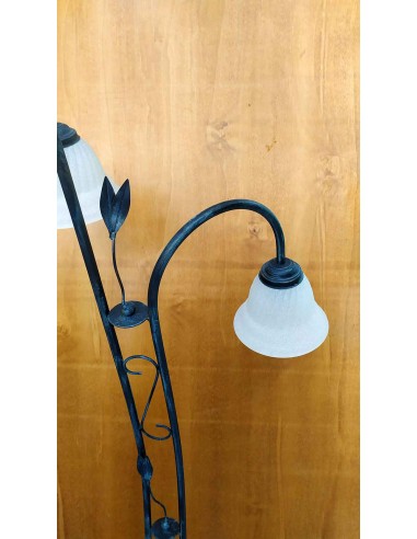 Piantana-a-2-luci-in-ferro-battuto-con-paralumi-a-campana-in-vetro-bianco-3