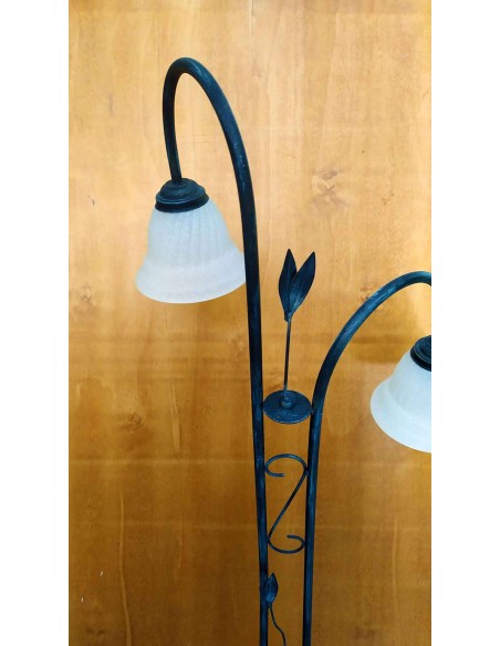 Piantana-a-2-luci-in-ferro-battuto-con-paralumi-a-campana-in-vetro-bianco-4