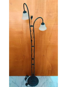 Piantana-a-2-luci-in-ferro-battuto-con-paralumi-a-campana-in-vetro-bianco 2