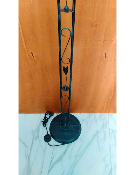 Piantana-a-2-luci-in-ferro-battuto-con-paralumi-a-campana-in-vetro-bianco-7