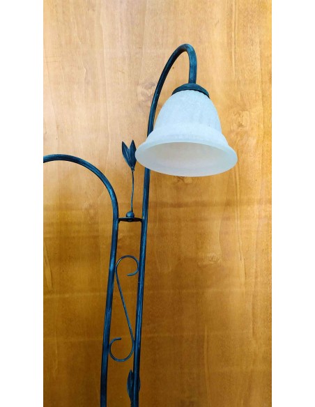 Piantana-a-2-luci-in-ferro-battuto-con-paralumi-a-campana-in-vetro-bianco-6