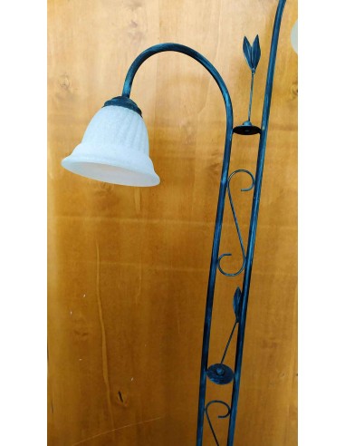 Piantana-a-2-luci-in-ferro-battuto-con-paralumi-a-campana-in-vetro-bianco-5