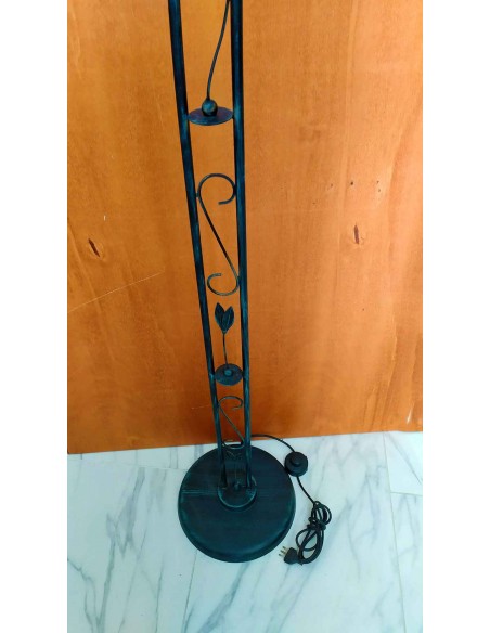 Piantana-a-2-luci-in-ferro-battuto-con-paralumi-a-campana-in-vetro-bianco-8