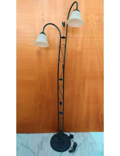 Piantana-a-2-luci-in-ferro-battuto-con-paralumi-a-campana-in-vetro-bianco