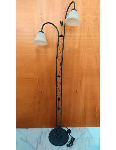 Piantana-a-2-luci-in-ferro-battuto-con-paralumi-a-campana-in-vetro-bianco