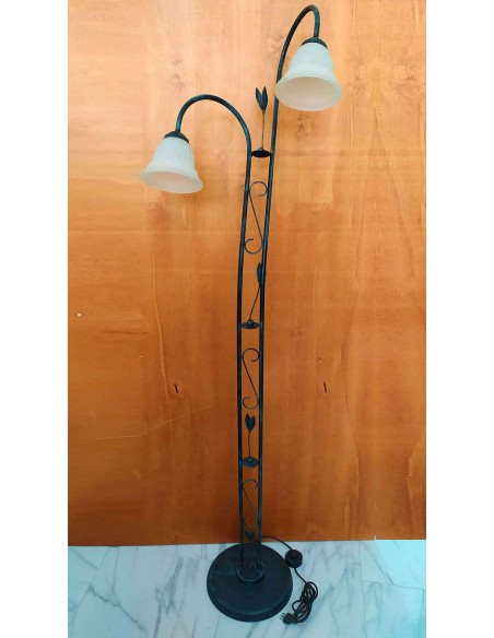 Piantana-a-2-luci-in-ferro-battuto-con-paralumi-a-campana-in-vetro-bianco