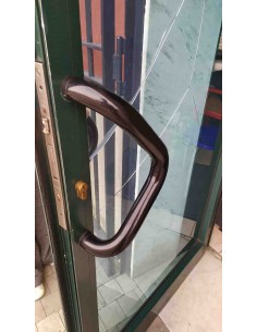 Maniglioni-tubolari-ad-l-nero-in-coppia-per-porta-vetrina-in-alluminio-esempio-montaggio-esterno 2