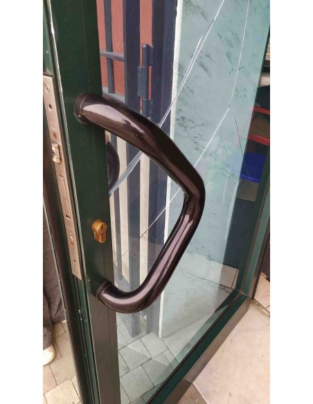 Maniglioni-tubolari-ad-l-nero-in-coppia-per-porta-vetrina-in-alluminio-esempio-montaggio-interno