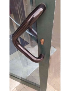 Maniglioni-tubolari-ad-l-nero-in-coppia-per-porta-vetrina-in-alluminio-esempio-montaggio-esterno